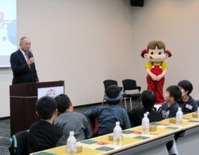 藤井聡太竜王と不二家の出会いは「ルック」だった　「お菓子は疲れた心身の癒し」　河村社長「ペコちゃんこども将棋塾」で語る