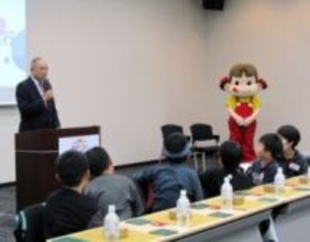 藤井聡太竜王と不二家の出会いは「ルック」だった　「お菓子は疲れた心身の癒し」　河村社長「ペコちゃんこども将棋塾」で語る