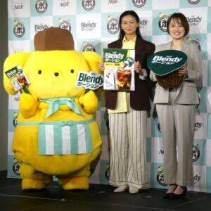 「ポムポムプリン」がカフェの店長に　味の素AGF「ブレンディ」ポーションでコラボイベント開催　TVCMも放映