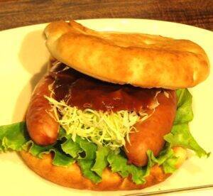 モス、月見バーガーに満を持して参入　オリジナルの半熟風たまごとソーセージで差別化　「月見フォカッチャ」期間限定発売