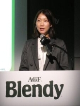 味の素AGF「ブレンディ」スティックブラックの新TVCMで榮倉奈々さん起用　どんな飲み方でも「ブレないおいしさ」訴求