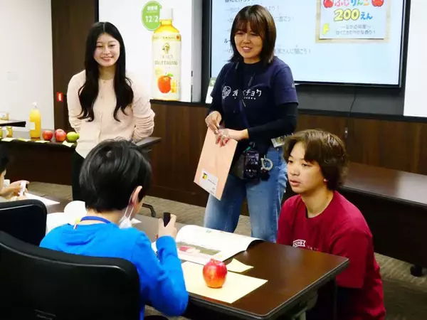 生産者の声に耳を傾けてりんごを販売する子どもたち キリンビバレッジがフードロス削減へ啓発