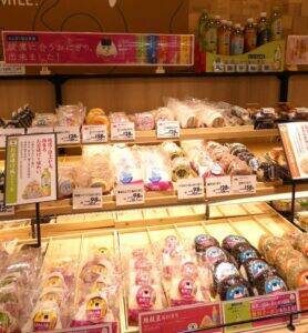 コカ・コーラ「おにぎりと言えば綾鷹」を根づかせる活動を推進　軸足はインパクト強化と習慣化　イオンではおにぎり売場に出現