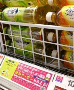 コカ・コーラ「おにぎりと言えば綾鷹」を根づかせる活動を推進　軸足はインパクト強化と習慣化　イオンではおにぎり売場に出現