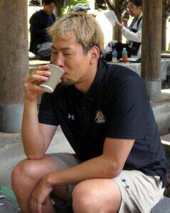 群馬クレインサンダーズ谷口大智選手がファンとコーヒー焙煎体験　味の素AGFが森ならではの深いコーヒー体験を提供