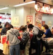 フルタ製菓直売所「ふるたす」2号店が大阪・八尾市にオープン 2000円相当のお菓子詰め合わせた1080円の福袋を数量限定販売
