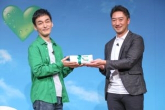 サントリー、熱中症対策へ水分補給に加えて日傘の活用を提案　「GREEN DA・KA・RA」草彅剛さんの新CMなどで啓発強化