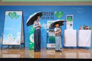 サントリー、熱中症対策へ水分補給に加えて日傘の活用を提案　「GREEN DA・KA・RA」草彅剛さんの新CMなどで啓発強化