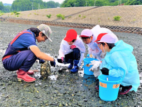 地域一丸で海岸清掃 第26回環境美化教育最優秀校① 宮城県南三陸町立名足小学校