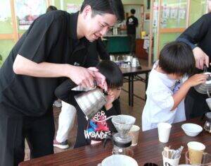 徳之島でコーヒーチェリーを収穫　焙煎・抽出も体験　次世代に引き継ぐための活動前進　味の素AGF島本憲仁社長も応援