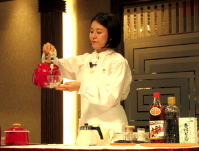 11月1日「紅茶の日」 消費促進へティーセミナー 英国王室の歩みを聞きながら