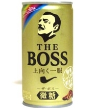 なぜBOSSおじさんはパイプを置いて上を眺めているのか？ 「BOSS」発売30周年を象徴する缶コーヒーに込めた想い