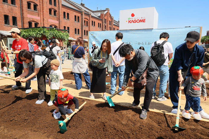 カゴメ「不思議の畑とトマトの樹」親子で収穫体験や畝づくりに挑戦