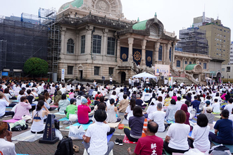 日本紅茶協会 築地本願寺ヨガイベントに協賛 インド産紅茶のアイスティー配布