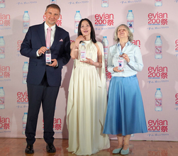 「エビアン」誕生200周年、限定ボトルを発売 アンバサダーに女優の中谷さん