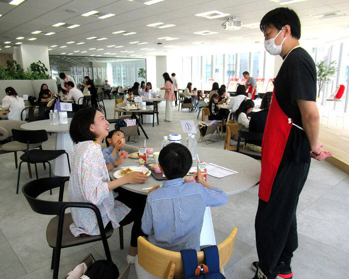 味の素冷凍食品、アレルギー配慮のから揚げ・ギョーザなど充実 小麦・卵・乳不使用の親子ランチ会開く 「アレルギー有無に関わらず同じ食卓を」