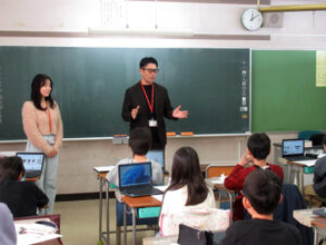 明星食品 カップ麺のデザイン考える出張授業 地元小学校で