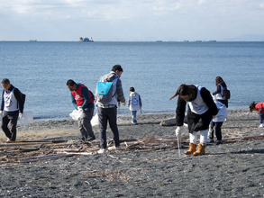 水産4社 合同海岸クリーンアップを実施 関係者ら182人が参加
