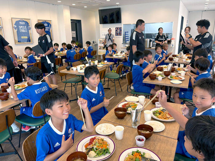 日清オイリオグループ 横浜F・マリノス「ジュニアサッカーキャンプ」で栄養講習会 成長期を迎える子供たちの身体づくりを応援