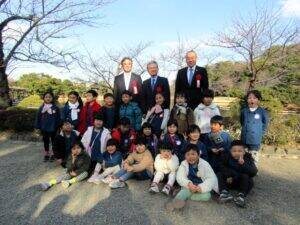 伊藤園、開園120周年迎える横浜・三渓園に桜の苗木を園児と植樹　250本の桜は「歴史ある分だけ老木も多い」　未来の景観に貢献