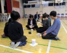 明星食品 地元小学校で出張授業 カップ麺のデザイン競う