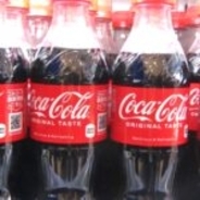 コカ・コーラ、小型容器の値上げを検討 　大型PETの5月価格改定に続く動き　7月以降の実施を視野