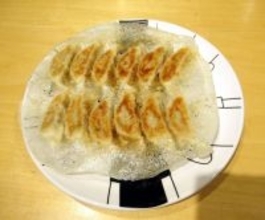 家庭でビール・ギョーザをおいしく楽しむには？ ライオン、グラスとフライパンの洗浄効果を解明 サッポロビール、味の素冷凍食品と共同研究