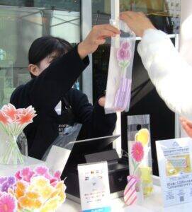 UCCから「花のように気分で選ぶコーヒー」　ペーパーフラワーと真空パックコーヒーを組み合わせて1個100円の特別価格で限定販売