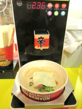 原宿「辛ラーメン」体験店 来場者が昨年比2倍、期間1年延長 若者の反響大、「トゥーンバ」でさらに間口拡大