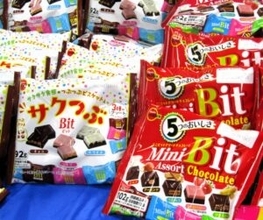 ブルボン、「ミニビット」の3分の2の生地の厚みでビスケットチップを入れた「サクつぶビット」を新発売