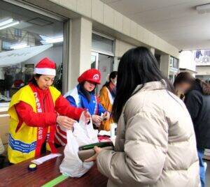 「チョコエッグ」10セット67％～53％OFF　フルタ製菓がクリスマスセール開催　東京支店に長蛇の列