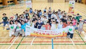 サントリー、大人と比較して＋7℃程度の「こども気温」啓発強化　「GREEN DA・KA・RA」・小川の日傘・花王の「ビオレ」が連携
