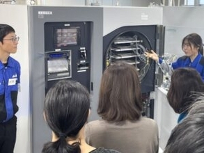 宇宙空間に近い環境で製造される「アマノフーズ」みそ汁　真空状態での乾燥で食材の風味や栄養価など保持　開発ラボツアーで伝達　アサヒグループ食品
