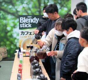 群馬県民の数を上回るスティックドリンクを1日で製造するAGF関東（群馬県太田市）　土曜日や休みの日に親子受け入れて大反響