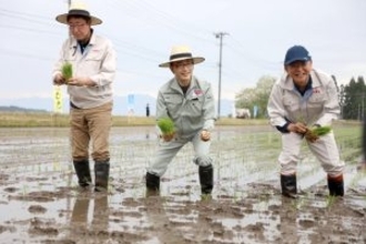 秋田のコメ生産者と交流 深井常務ら田植え体験 日清食品×JA全農