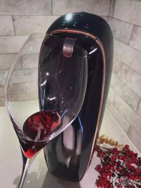 「【日本初上陸】ワインの酸化を防いでいつでも美味しい1杯を！ 部屋の美観にもなる『SANTUS ワインサーブマシーン』が新登場！」の画像