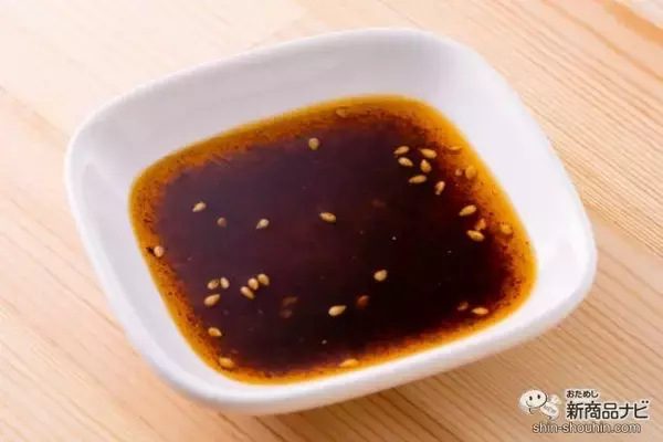 「振れば振るほど味が変わる!? 東京の老舗唐辛子を使った黄金比率のラー油『関根のごまらー油』は味変が楽しめる万能調味料！」の画像