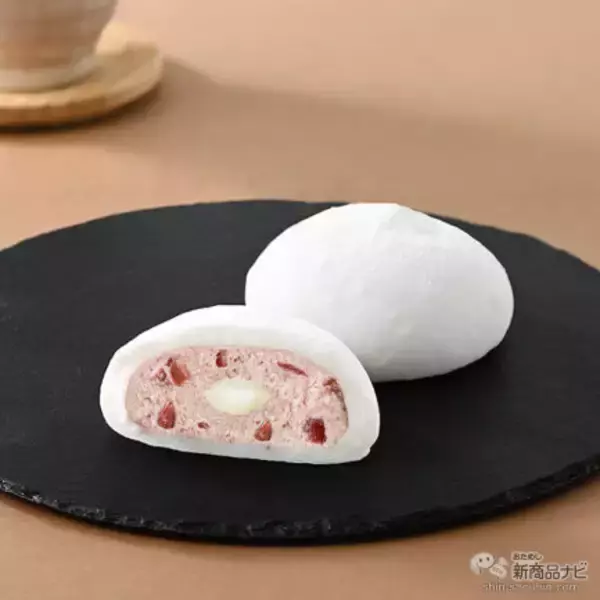 「『ファミリーマート・今週の新商品情報』新作スイーツは“ちいかわ”のプリントが可愛すぎる！『ちいかわ　わっふれーむ』や『ふわもち生大福（あずきホイップ&練乳）』ほか」の画像