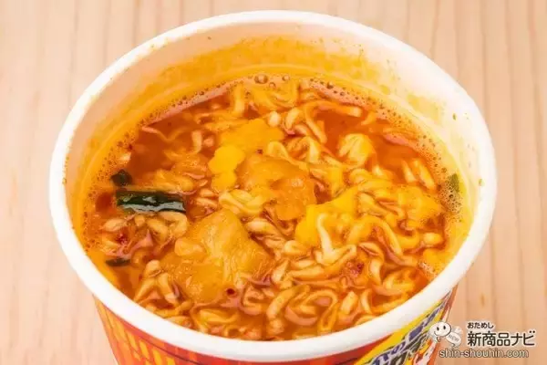 「冬の定番キムチ鍋味『カップヌードル 海鮮キムチゲ ビッグ』の、あさりの旨みの嵐に一本取られた！」の画像