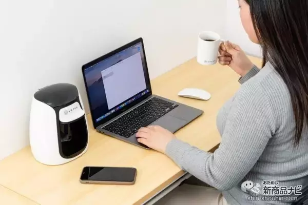 「デスクでも寝室でも淹れたてコーヒーを！ ペーパーフィルター不要で使える『コレス1カップコーヒーメーカーC312WH』」の画像