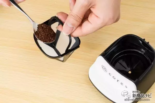 「デスクでも寝室でも淹れたてコーヒーを！ ペーパーフィルター不要で使える『コレス1カップコーヒーメーカーC312WH』」の画像