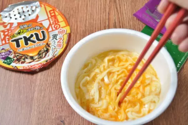 「話題のたまごかけ麺が登場！ 『日清のどん兵衛 TKU たまごかけうどん』をおためしレビュー」の画像