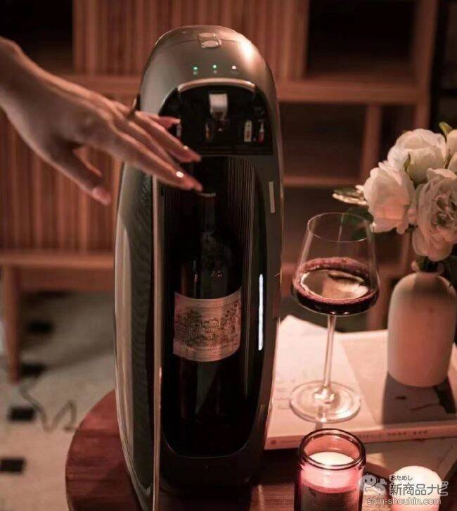クリスマスはワインをカッコよく保管してパーティを！ 見た目も機能性もすごい『SANTUS ワインサーブマシーン』