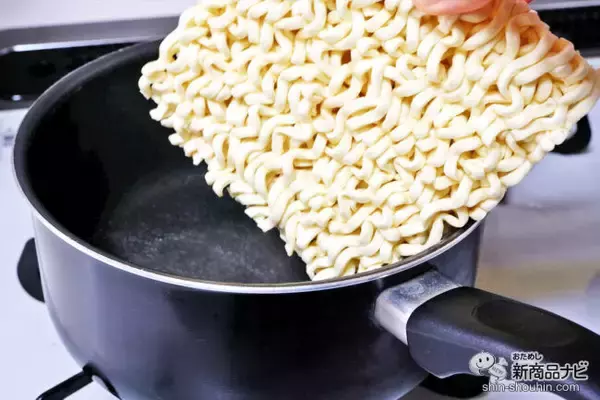 「4月13日はブルダック炒め麺の日！ クリーミーな『カルボナーラブルダック炒め麺』を食べてキャンペーンに応募しよう」の画像