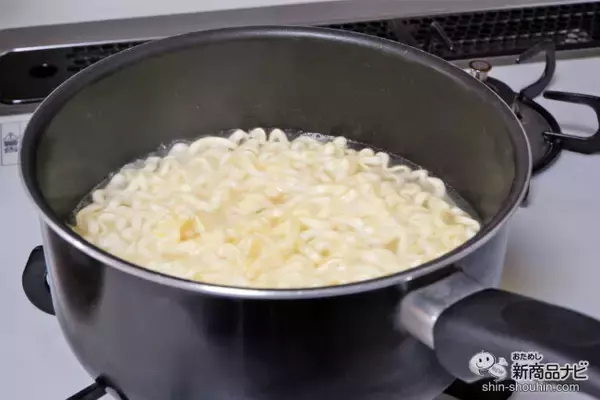 「4月13日はブルダック炒め麺の日！ クリーミーな『カルボナーラブルダック炒め麺』を食べてキャンペーンに応募しよう」の画像