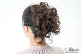 「【浴衣ヘア】プリシラのシュシュウィッグVS-39「ルーズスウィートカール」は手軽におしゃれなアップスタイルが楽しめる」の画像1