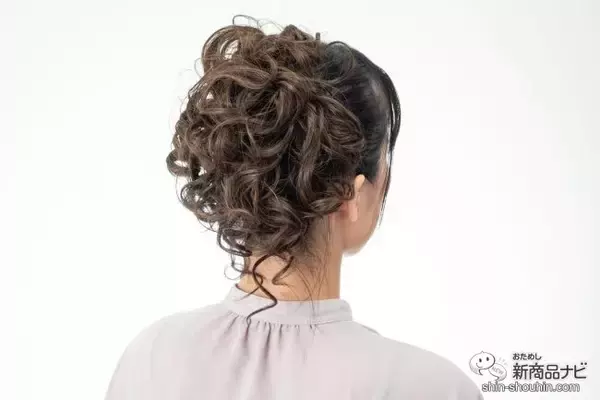 「【浴衣ヘア】プリシラのシュシュウィッグVS-39「ルーズスウィートカール」は手軽におしゃれなアップスタイルが楽しめる」の画像