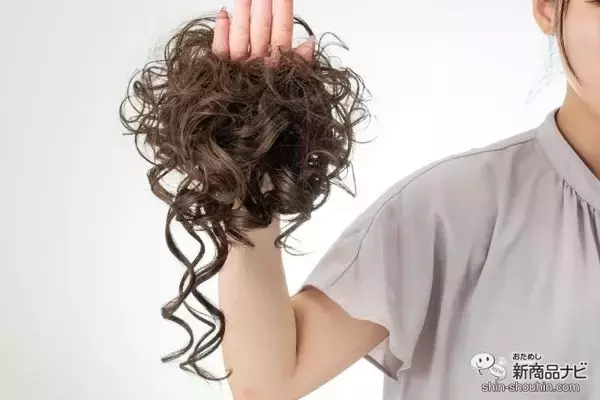 「【浴衣ヘア】プリシラのシュシュウィッグVS-39「ルーズスウィートカール」は手軽におしゃれなアップスタイルが楽しめる」の画像