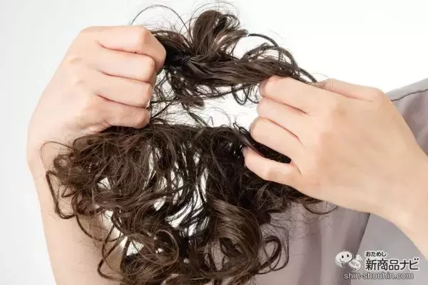 「【浴衣ヘア】プリシラのシュシュウィッグVS-39「ルーズスウィートカール」は手軽におしゃれなアップスタイルが楽しめる」の画像