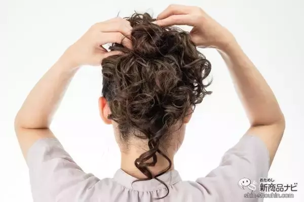 「【浴衣ヘア】プリシラのシュシュウィッグVS-39「ルーズスウィートカール」は手軽におしゃれなアップスタイルが楽しめる」の画像